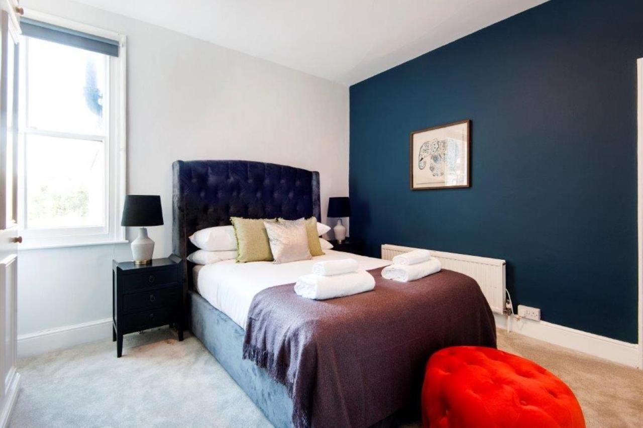 Modern Family Home In London Close To Amenities And Train Экстерьер фото