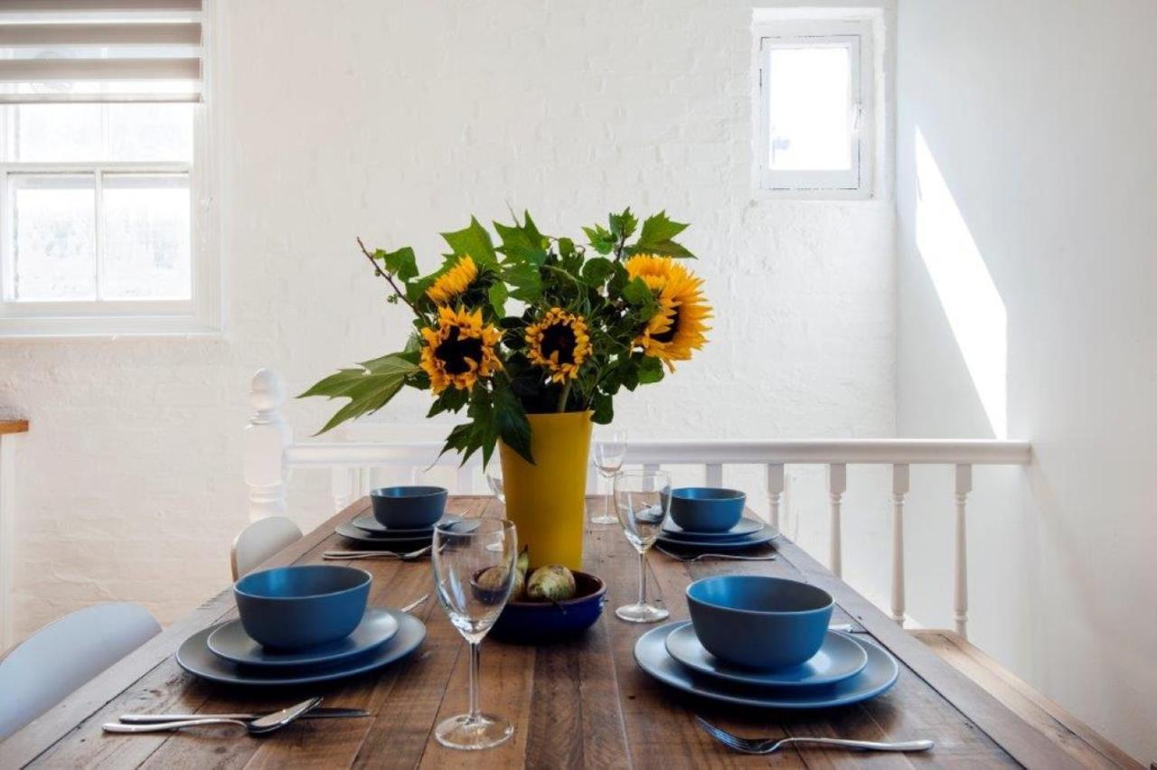 Modern Family Home In London Close To Amenities And Train Экстерьер фото