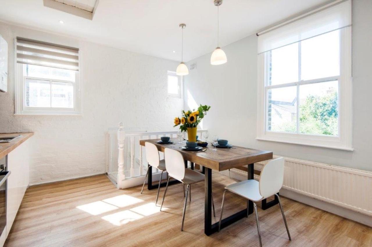 Modern Family Home In London Close To Amenities And Train Экстерьер фото