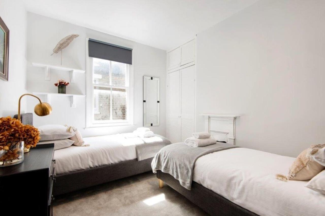 Modern Family Home In London Close To Amenities And Train Экстерьер фото