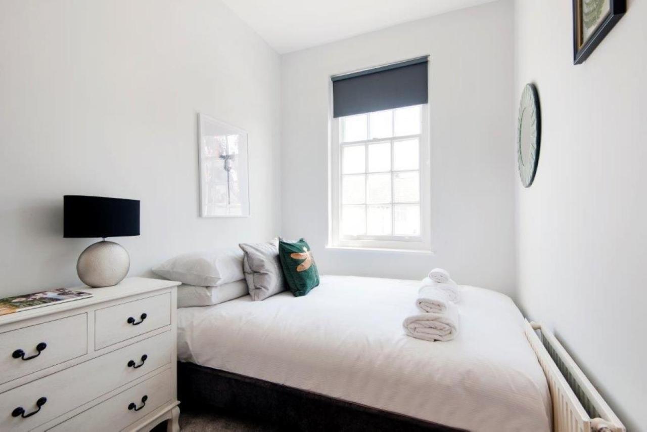 Modern Family Home In London Close To Amenities And Train Экстерьер фото