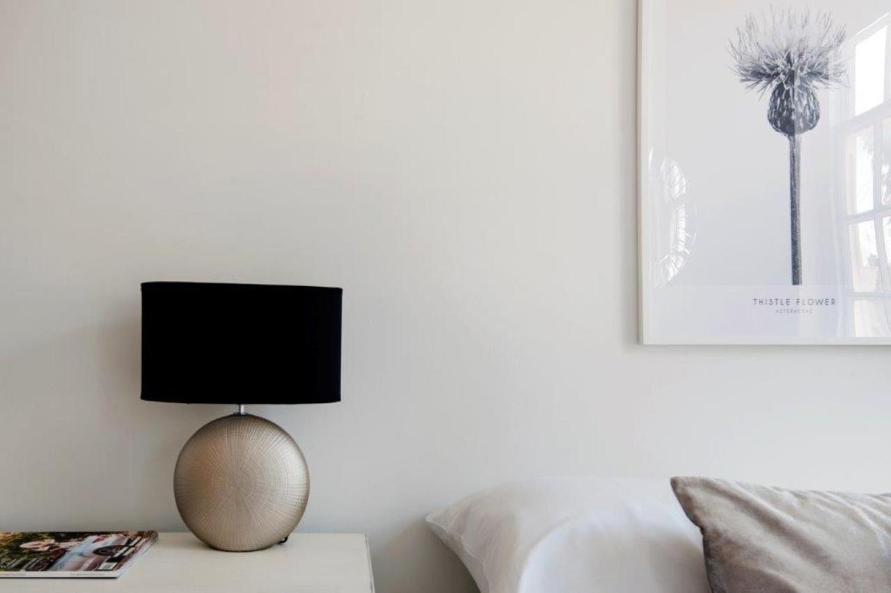 Modern Family Home In London Close To Amenities And Train Экстерьер фото